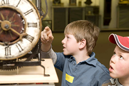 小孩子们在钟表博物馆里聚精会神地观赏。（黑森林旅游局提供）
